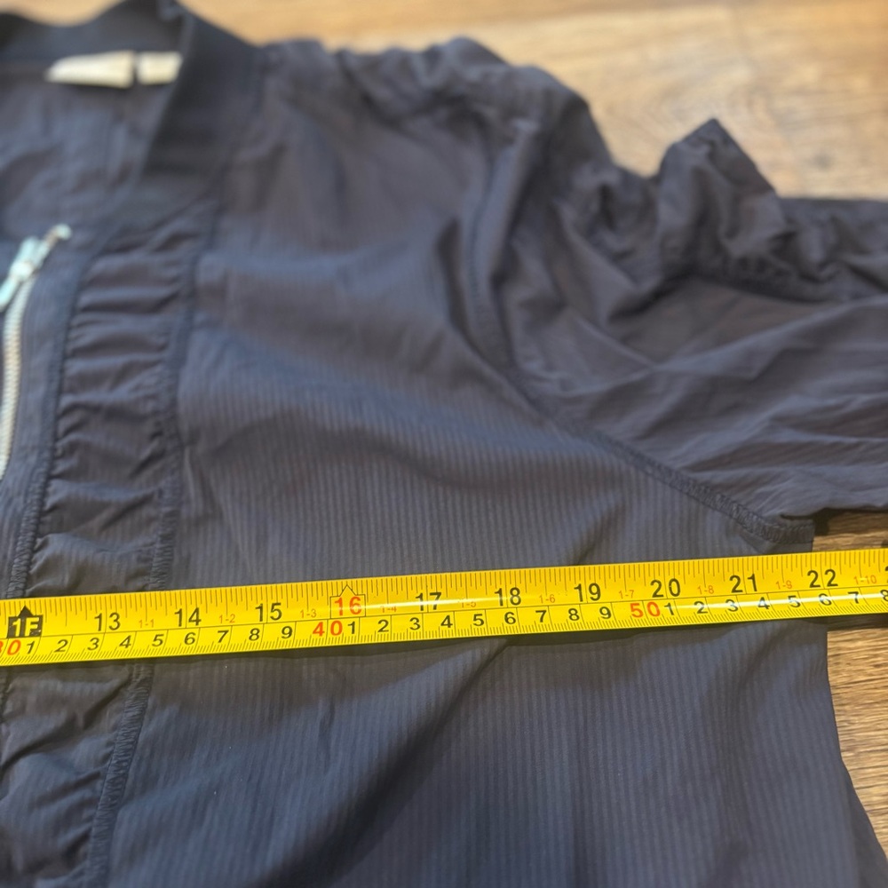 Chico’s Zenergy Navy Blue Full Zip Jacket Sz 3 Nylon Ruched Sleeve Athleisure - Picture 6 of 6